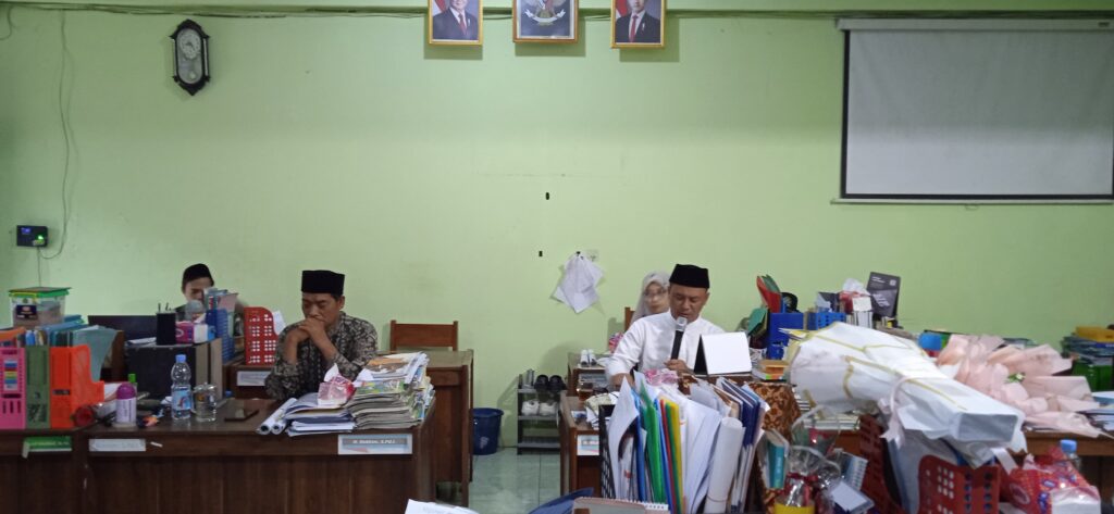 Kepala MA NU 01 Banyuputih Motivasi Guru dan Karyawan di Awal Tahun 2025 Kepala MA NU 01 Banyuputih Motivasi Guru dan Karyawan di Awal Tahun 2025