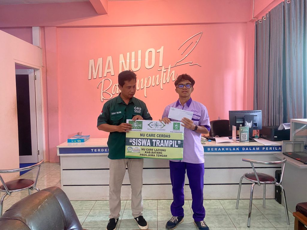 Senyum Siswa MA NU 01 Banyuputih Usai Terima Beasiswa dari LAZISNU Batang