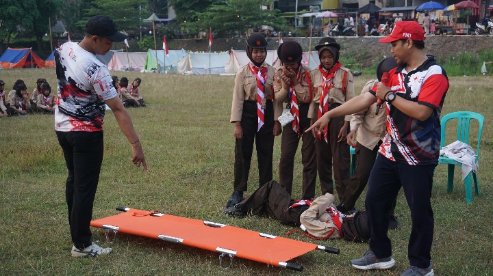 Tak Sekadar Berkemah, Peserta PPTA MA NU 01 Banyuputih Belajar Pertolongan Pertama